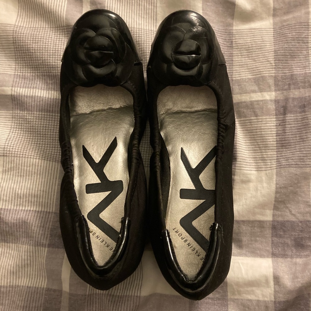 Anne Klein Sport 7M black wedges with flower